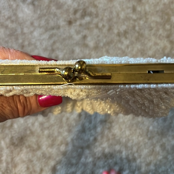 La Regale Vintage LTD handmade Seed Bead Clamshell Formal Wedding Purse - Picture 3 of 14